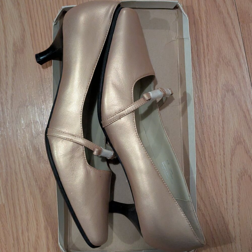 VTG Mary Jane Kitten Heel Pumps